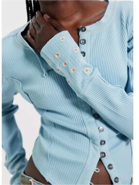 NWT Free People We The Free Daria Daisy Cuff Ribbed Henley Cardi in Sky Blue